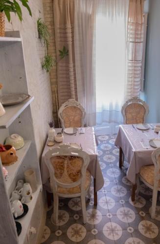 a dining room with a table and chairs and a window at Costa Bed and Breakfast in Pollutri