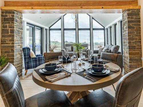 ein Esszimmer mit Tisch und Stühlen in der Unterkunft Bay Tree Cottage - Uk35891 in Ludchurch