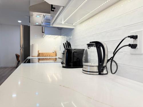 eine Küchentheke mit einem Toaster auf der Arbeitsplatte in der Unterkunft Northern Nook - 2BR Suite in Calgary