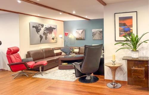 Nice Apartment In Kvalsund With Wifi في Kvalsund: غرفة معيشة مع أريكة وكراسي