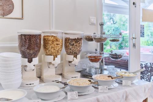 ケストヘイにあるTokajer Wellness Panzióの食器入りテーブル