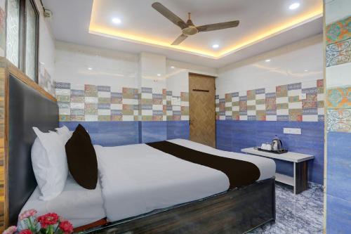 a bedroom with a bed and a ceiling fan at Hotel O Shyama Palace in Jamshedpur