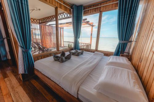 Giường trong phòng chung tại Larapan Water Village 仙本那乐乐棒水屋