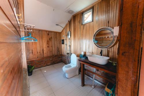 Phòng tắm tại Larapan Water Village 仙本那乐乐棒水屋