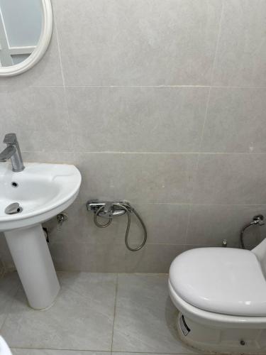 a bathroom with a toilet and a sink at فيلا الزين Ab2 in Abha