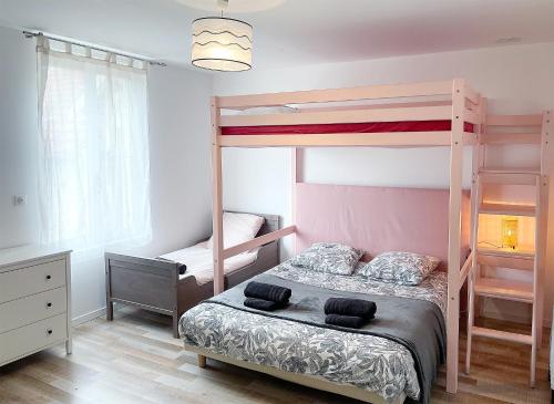 Postel nebo postele na pokoji v ubytování La Family House, spacieuse avec wifi, extérieur et parking