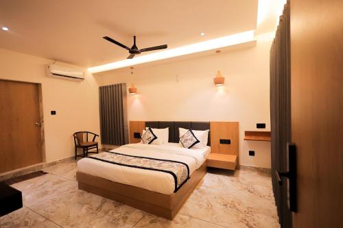 Postel nebo postele na pokoji v ubytování Lotus Luxury Resort