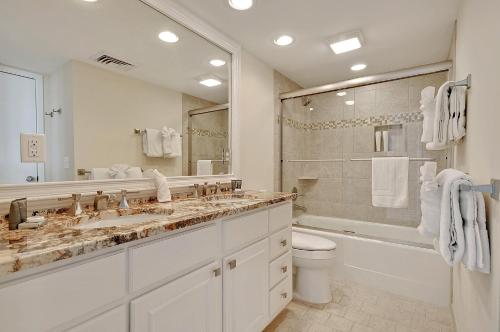 Un baño con lavabo, inodoro y ducha. en WS4463: 4463 Windswept, en Kiawah Island