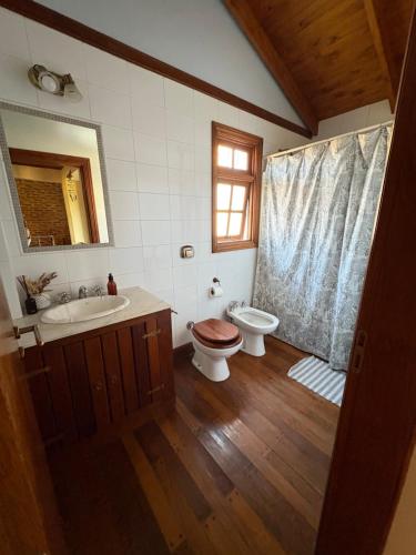 a bathroom with a toilet and a sink and a tub at El retoño in San Antonio de Areco