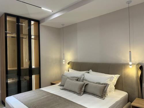เตียงในห้องที่ Adria Loft