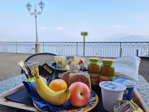 奥杰比奥卡萨埃维拉公寓酒店的桌子上放着一盘水果、面包和饮料。