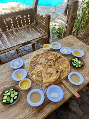 Tunis Lake View في عزبة الناموس: بيتزا جالسة فوق طاولة خشبية