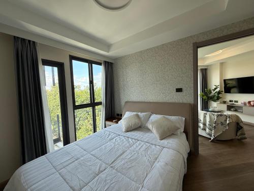 Un dormitorio con una cama grande y una ventana grande. en The one condo chiang mai, en Chiang Mai