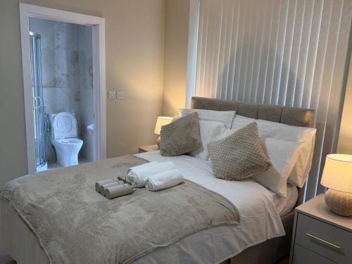 Un dormitorio con una cama con dos toallas encima. en BritLodge Home, en Mánchester