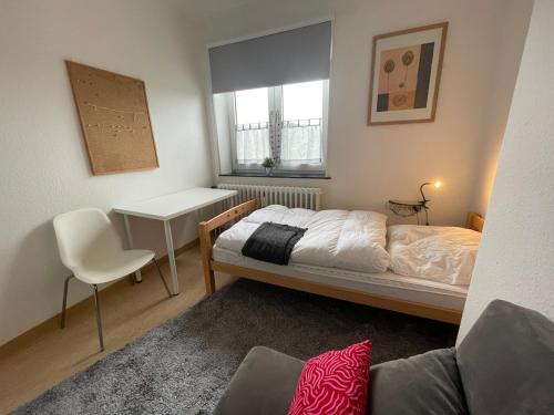 Un dormitorio con una cama y un escritorio y una ventana. en EcoLodge 2, 