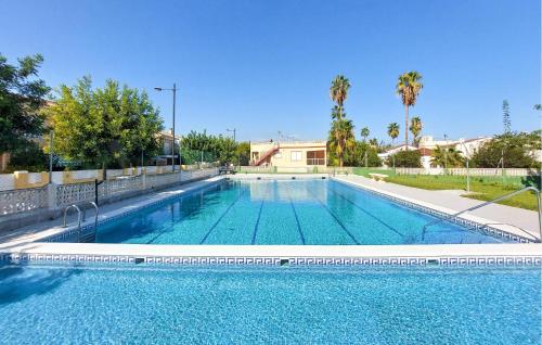 una gran piscina con agua azul en 2 Bedroom Stunning Home In Almazora, en Grao de Castellón