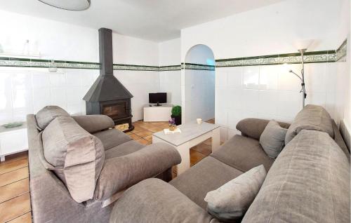 Una sala de estar con dos sofás y una chimenea. en 2 Bedroom Stunning Home In Almazora, en Grao de Castellón