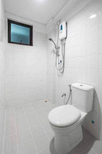 un bagno bianco con wc e doccia di Arrival View a Città di Malé