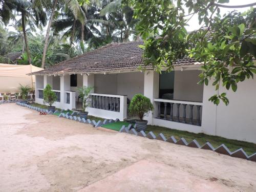 ColaにあるOne Side Loveのリゾート内のスイミングプール付きのヴィラ