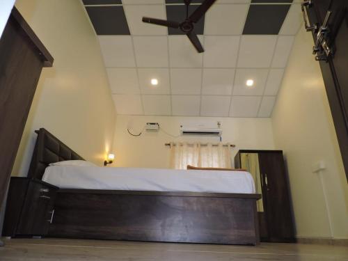 ColaにあるOne Side Loveの天井のある部屋にある大きなベッド