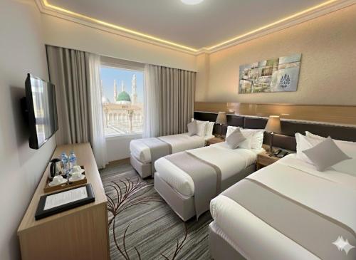 Postel nebo postele na pokoji v ubytování Golden Tulip Al Shakreen