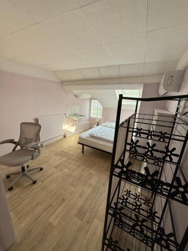 Zimmer mit einem Bett, einem Schreibtisch und einem Stuhl in der Unterkunft Chambres individuelles dans maison familiale in Vierzon