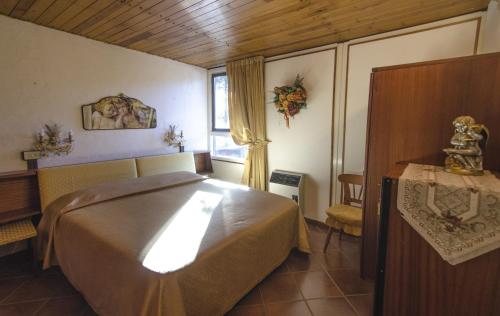 una camera da letto con un letto grande e un tavolo di 230 - Chalet nel verde a Vodo Cadore