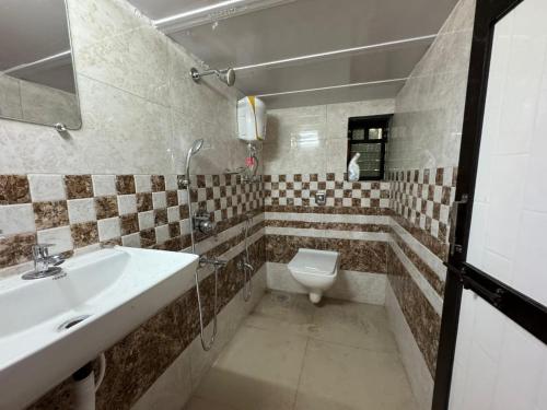 Koupelna v ubytování Saanj Retreat - A Weekend Home Stay Near Revdanda Beach