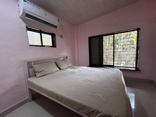 Postel nebo postele na pokoji v ubytování Saanj Retreat - A Weekend Home Stay Near Revdanda Beach