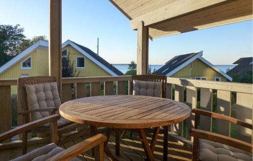 einen Holztisch und zwei Stühle auf einer Terrasse in der Unterkunft Pet Friendly Home In Rechlin With Sauna in Rechlin