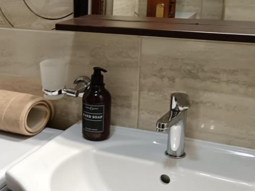 Ein Badezimmer in der Unterkunft Apartment cu vedere la râu