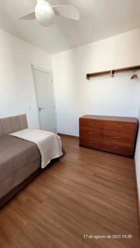 a bedroom with a bed and a dresser at Apto em Barretos Próximo PIO XII in Barretos