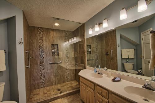 un baño con lavabo y ducha en Penrith Hideaway at Yonahlossee, en Boone