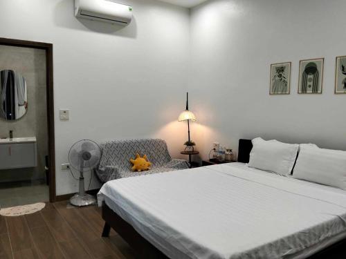 Un pat sau paturi într-o cameră la Phố Cổ HOMESTAY 2