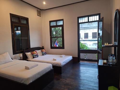 Llit o llits en una habitació de PHAI GUESTHOUSE