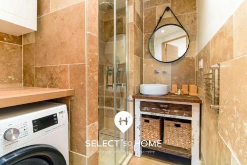 a bathroom with a washing machine and a mirror at SELECTsoHOME - Cocon avec jardin, plancha et parking privé ! - Résidence avec piscine et tennis - CASITA in Bormes-les-Mimosas