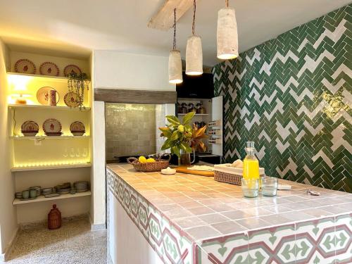 a kitchen with a counter top in a room at Casa Alamanda Moclin in Moclín