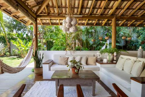sala de estar con sofá blanco y hamaca en Rest Place In Trancoso, en Porto Seguro