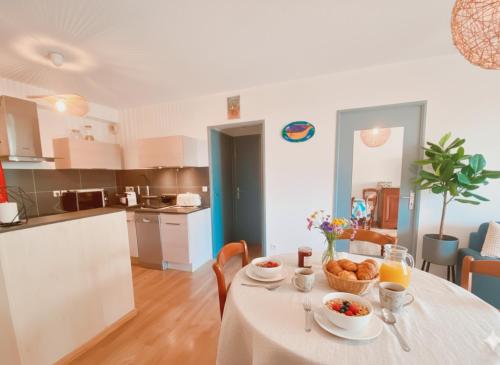 Kuchyň nebo kuchyňský kout v ubytování Appartement 2 chambres à la plage avec vue mer