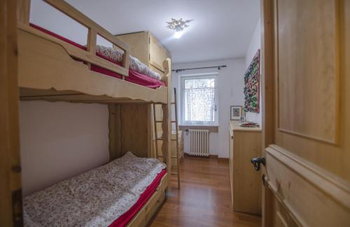 una stanza con due letti a castello e una finestra di 273 - Casa Cristallo a Cortina dʼAmpezzo