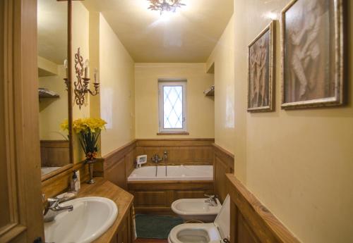 un bagno con lavandino, WC e vasca di 273 - Casa Cristallo a Cortina dʼAmpezzo