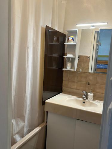 Ένα μπάνιο στο Charmant studio calme bord de mer Wifi-NESPRESSO-DRAPS-LINGE DE BAIN