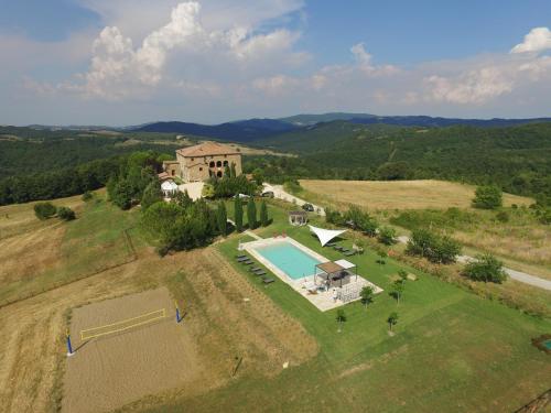 an aerial view of a house and a swimming pool in a field at Locanda Cugnanello in Anqua