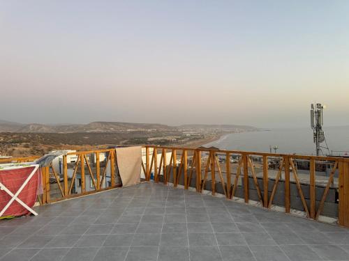 un balcon avec vue sur l'eau dans l'établissement appartement traditionnel, à Taghazout