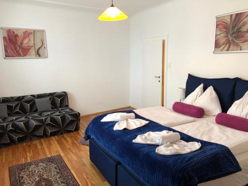 una camera da letto con due letti con asciugamani sopra di Apartment Domino a Vienna