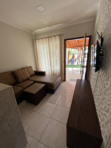 a living room with a couch and a table at Casa de Boneca in Prado