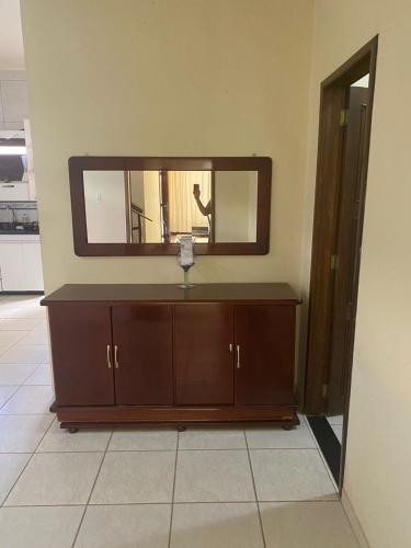 a bathroom with a mirror and a wooden dresser at Casa Doce Refugio - ao lado do centro in Bom Jesus da Lapa