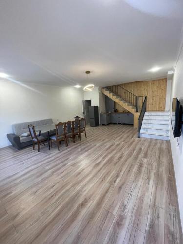 Una sala de estar vacía con una mesa y sillas. en Spitak tun, en Ijevan