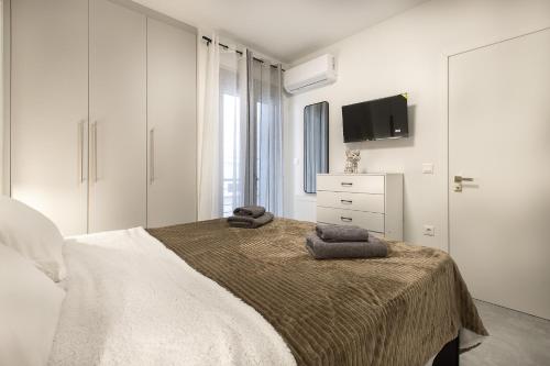 Black & White 2BR Apt steps from Mavili Square