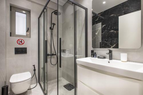 Black & White 2BR Apt steps from Mavili Square